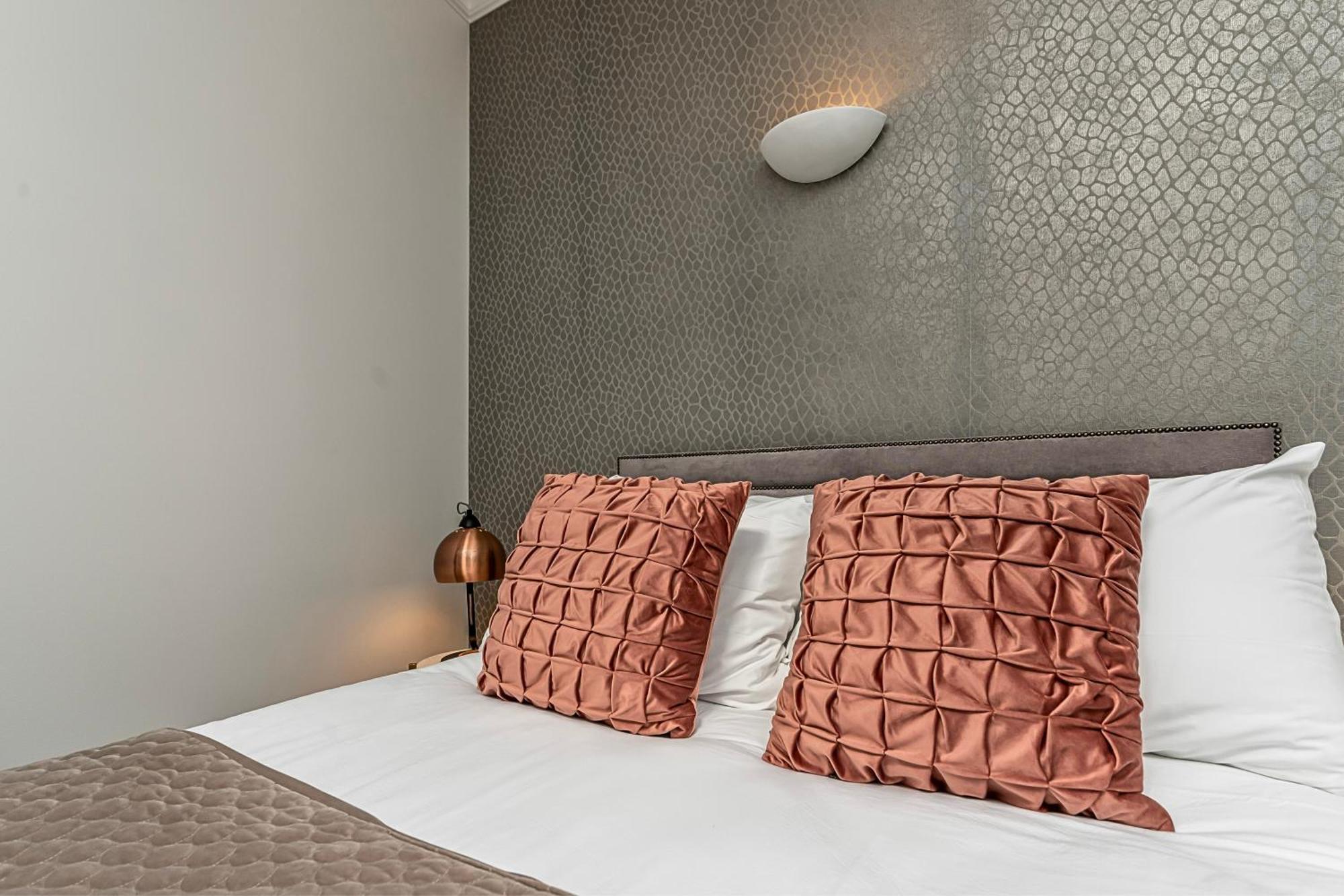 The Secret Kensington Garden Mews-2 Bedroom Full House-2 Train Lines- Spacious-kings Road- Harrods -chelsea Stadium-private Small Patio Ferienhaus
