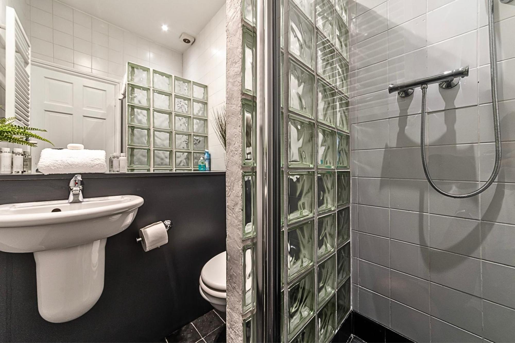 Ferienhaus The Secret Kensington Garden Mews-2 Bedroom Full House-2 Train Lines- Spacious-kings Road- Harrods -chelsea Stadium-private Small Patio *