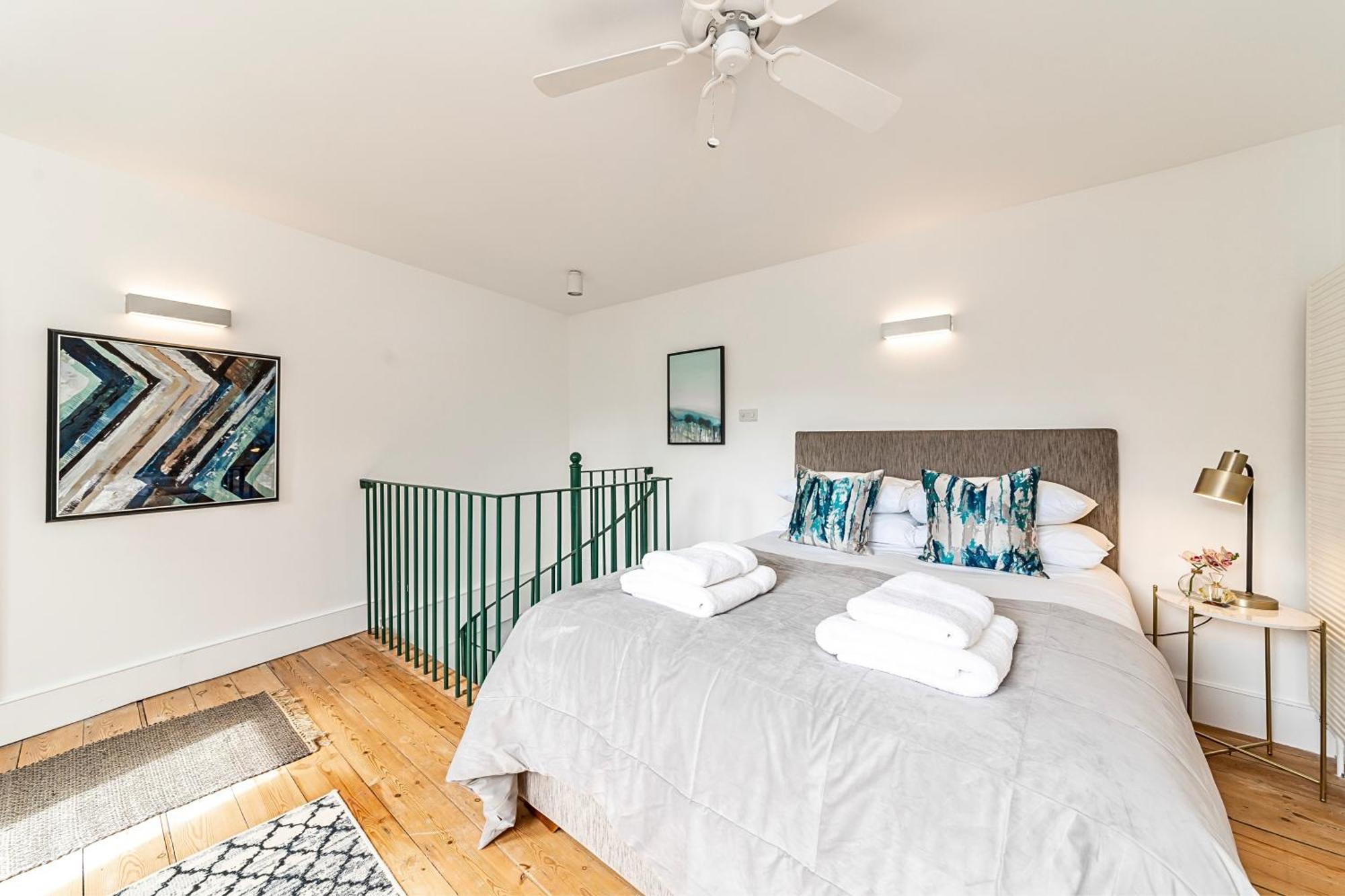 Ferienhaus The Secret Kensington Garden Mews-2 Bedroom Full House-2 Train Lines- Spacious-kings Road- Harrods -chelsea Stadium-private Small Patio London